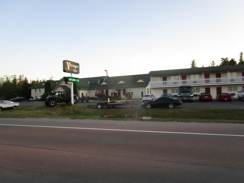 Voyager Inn Saint Ignace Exterior foto