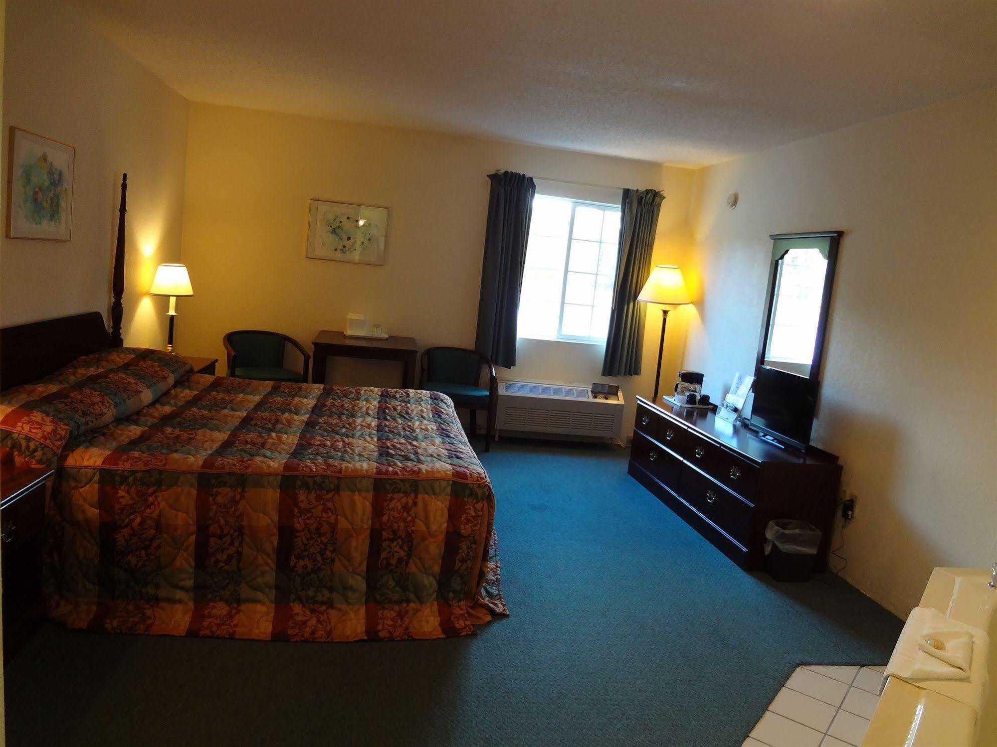 Voyager Inn Saint Ignace Exterior foto
